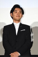 はにかむ松田龍平。