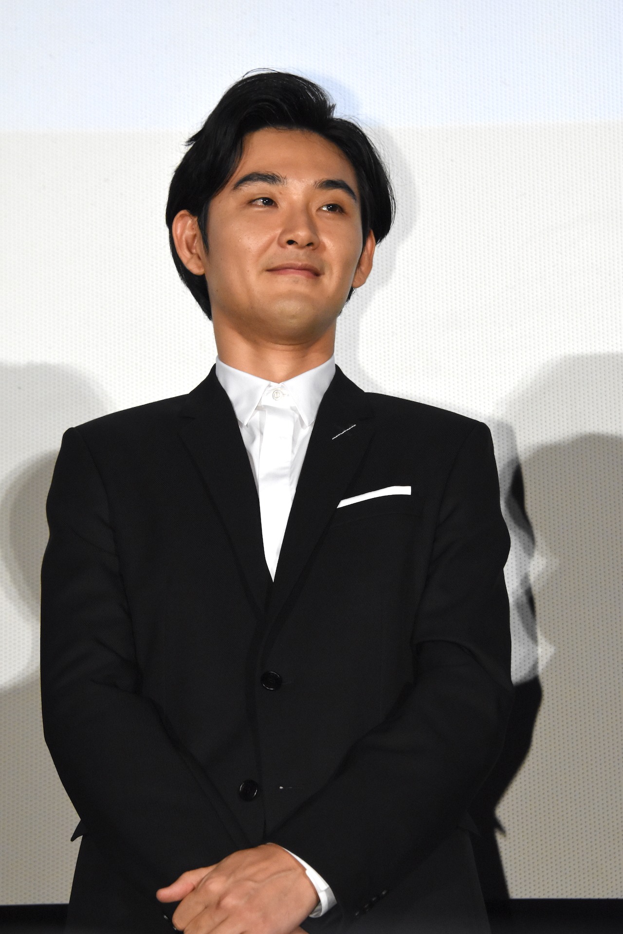 はにかむ松田龍平。