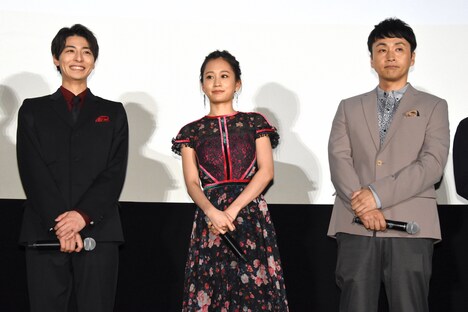 左から高杉真宙、前田敦子、児嶋一哉。