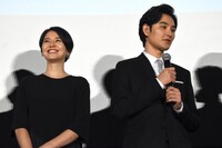 左から長澤まさみ、松田龍平。