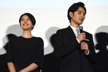 左から長澤まさみ、松田龍平。