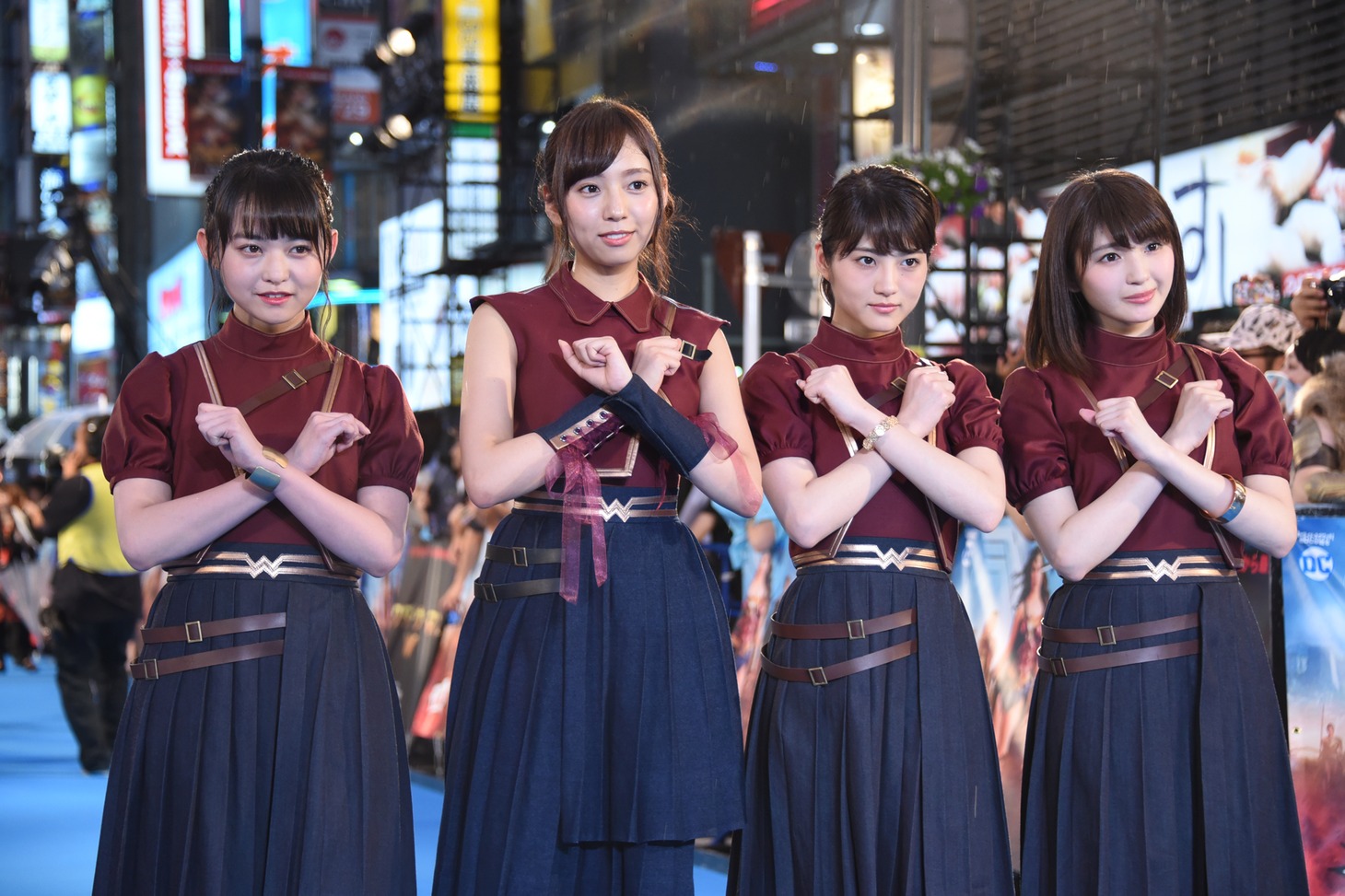 左から伊藤万理華、新内眞衣、若月佑美、井上小百合。