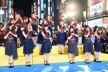 「女は一人じゃ眠れない」の振り付けを披露する乃木坂46。