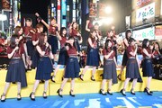 「女は一人じゃ眠れない」の振り付けを披露する乃木坂46。