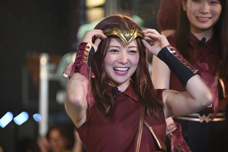 ティアラを身に付ける白石麻衣。