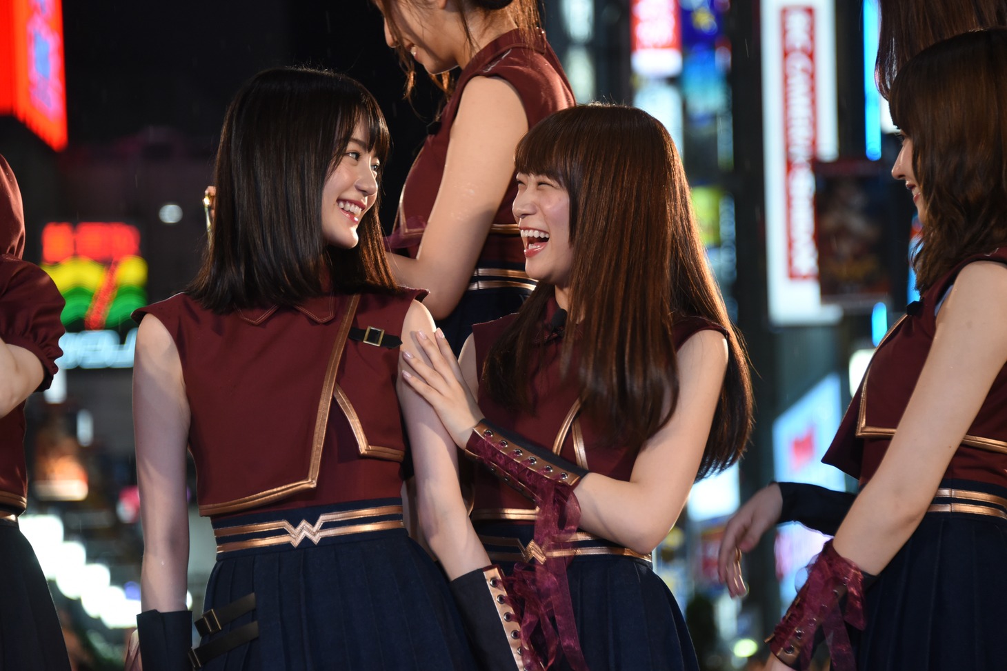 左から生田絵梨花、秋元真夏。