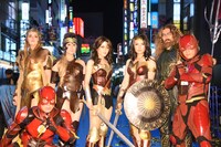 DCコミックのキャラクターのコスプレをするファンの方々。