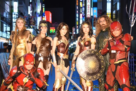 DCコミックのキャラクターのコスプレをするファンの方々。