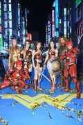 DCコミックのキャラクターのコスプレをするファンの方々。