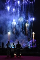 「打ち上げ花火、下から見るか？横から見るか？」“完成記念花火点火セレモニー”の様子。