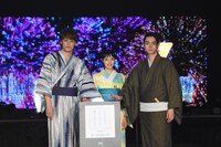 「打ち上げ花火、下から見るか？横から見るか？」“完成記念花火点火セレモニー”の様子。