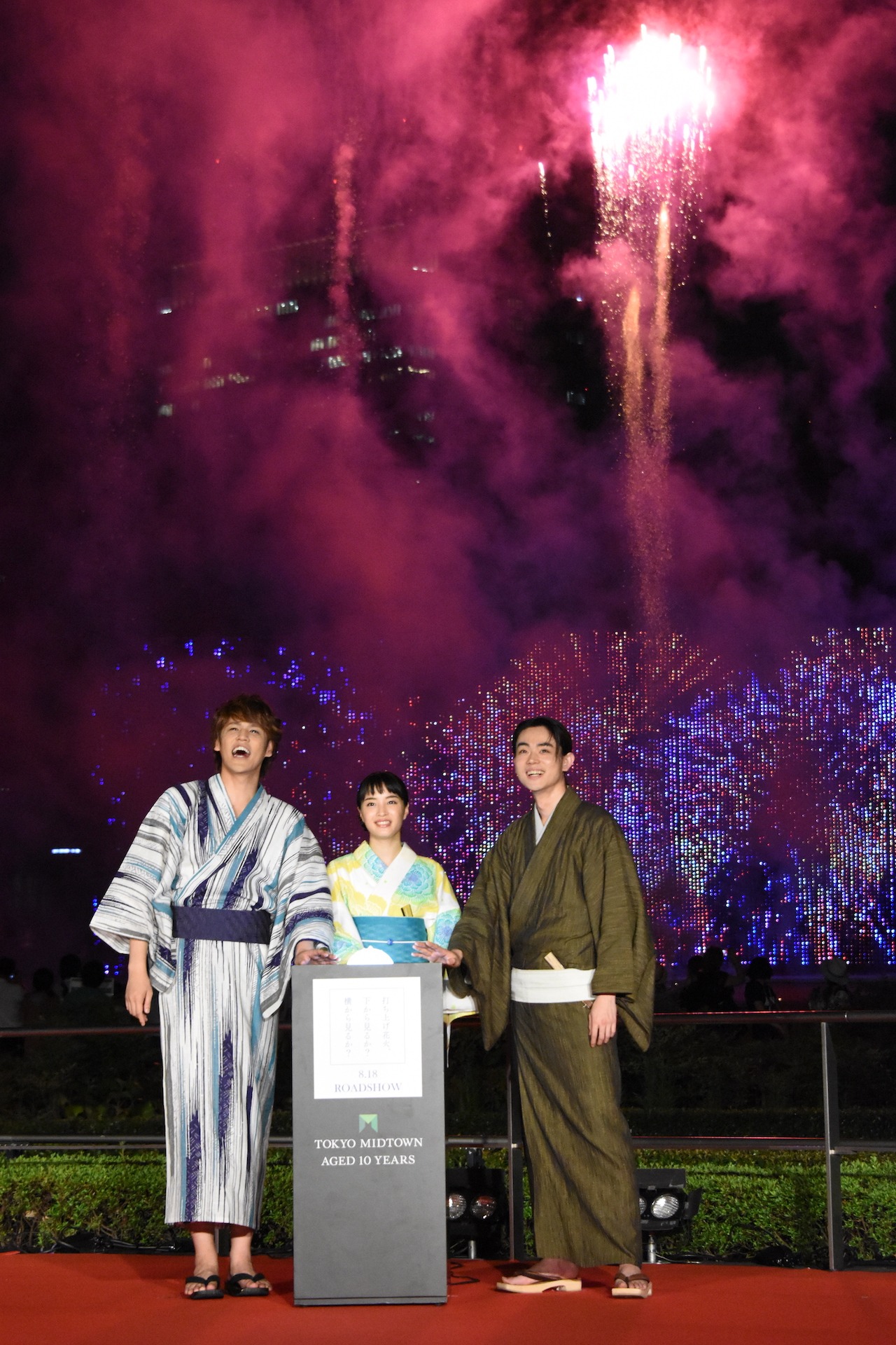 「打ち上げ花火、下から見るか？横から見るか？」“完成記念花火点火セレモニー”の様子。