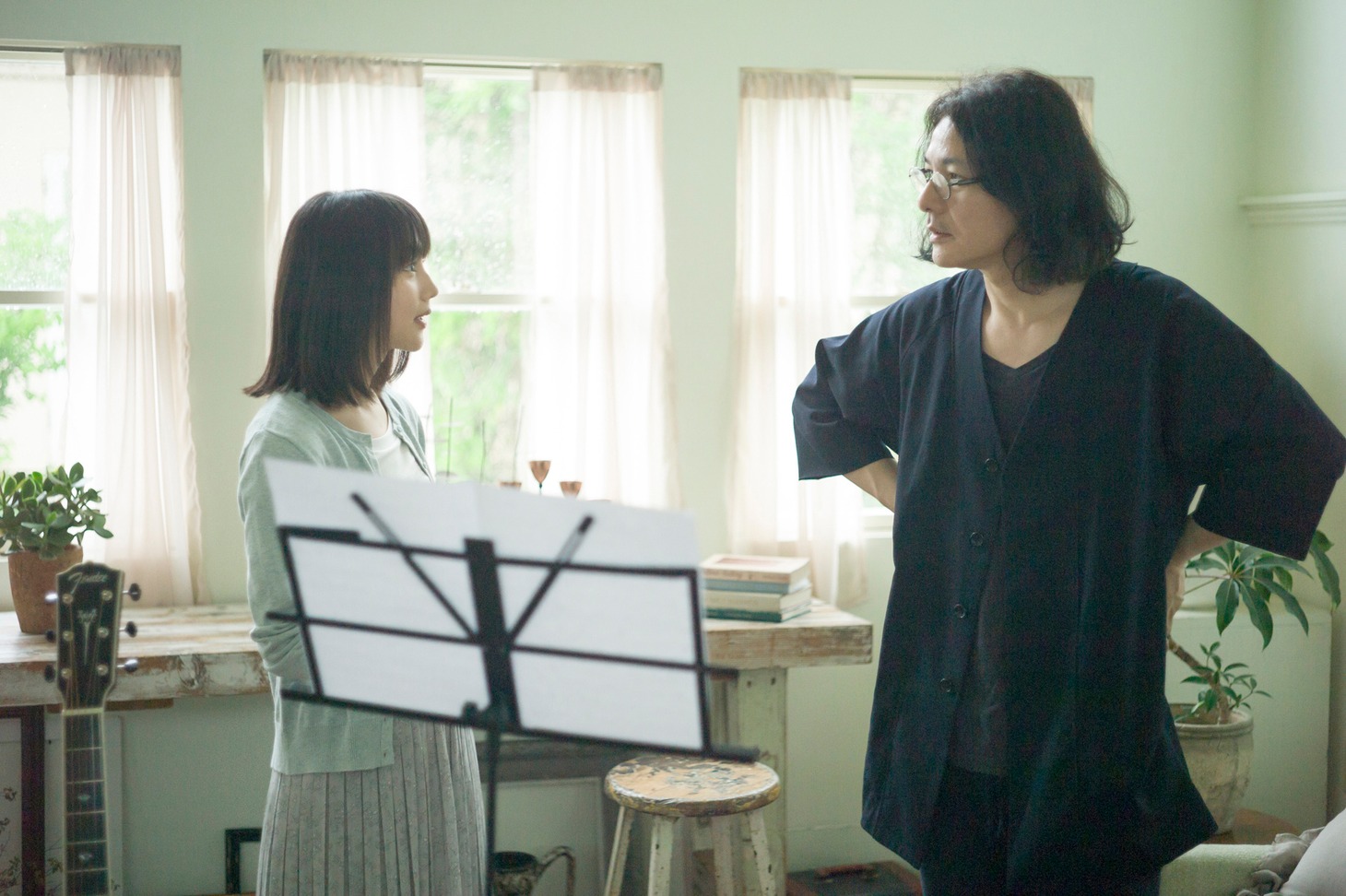 「さよなら私の恋心」ミュージックビデオの撮影風景。左から新山詩織、岩井俊二。