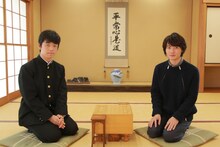 左から藤井聡太、神木隆之介。