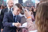 サインをするキリアン・マーフィー。