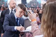 サインをするキリアン・マーフィー。
