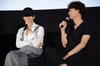 左から野田洋次郎、松永大司。