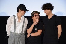 背の高い野田洋次郎と松永大司に挟まれて照れるヤン・イクチュン。