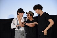 ムービーに対してふざけるヤン・イクチュンを制止する野田洋次郎と松永大司。