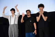 テレビカメラに向かって手を振る3人。
