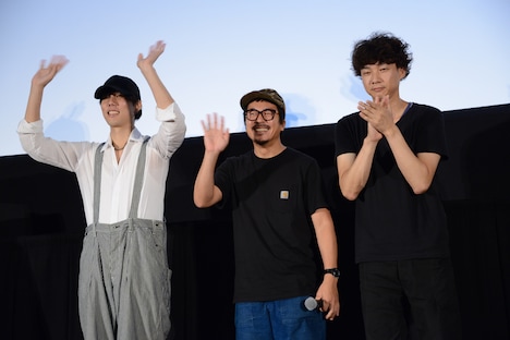 テレビカメラに向かって手を振る3人。