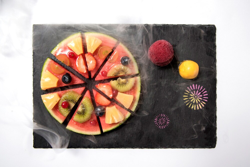 フルーツで彩る花火パフェ（1382円）