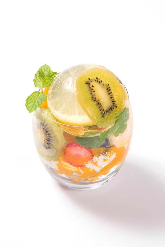 フルーツで彩る花火パフェ（1382円）