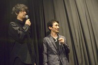 冷静に解説する斎藤工（左）。