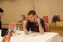 ファンの撮影に応じるフィン・ジョーンズ。