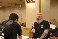 ファンと談笑するクリスティアン・ネアーン。