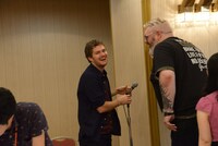 会場のマイクでいたずらするフィン・ジョーンズ（左）と、それに付き合うクリスティアン・ネアーン（右）。