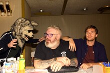 「ハリウッド・コレクターズ・コンベンション No.12」にて、オオカミの被りものを付けたダニエル・ポートマン （左）、クリスティアン・ネアーン（中央）、フィン・ジョーンズ（右）。