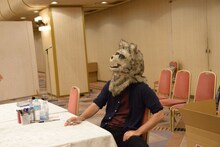 オオカミの被りものを付けてスタンバイするフィン・ジョーンズ。