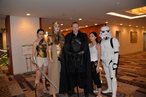 「ハリウッド・コレクターズ・コンベンション No.12」に参加したコスプレイヤーたち。