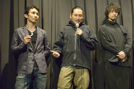 左から下村勇二、坂口拓、斎藤工。