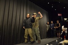 ウエイブを実演する坂口拓（左）。