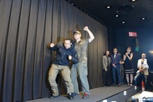 ウエイブを実演する坂口拓（左）。