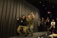 ウエイブを実演する坂口拓（左）。