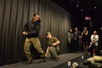 ウエイブを実演する坂口拓（左）。