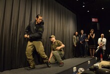 ウエイブを実演する坂口拓（左）。