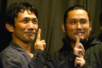 忍者のポーズを決める下村勇二（左）と坂口拓（右）。