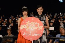 「フェリシーと夢のトウシューズ」初日舞台挨拶の様子。左から土屋太鳳、黒木瞳。