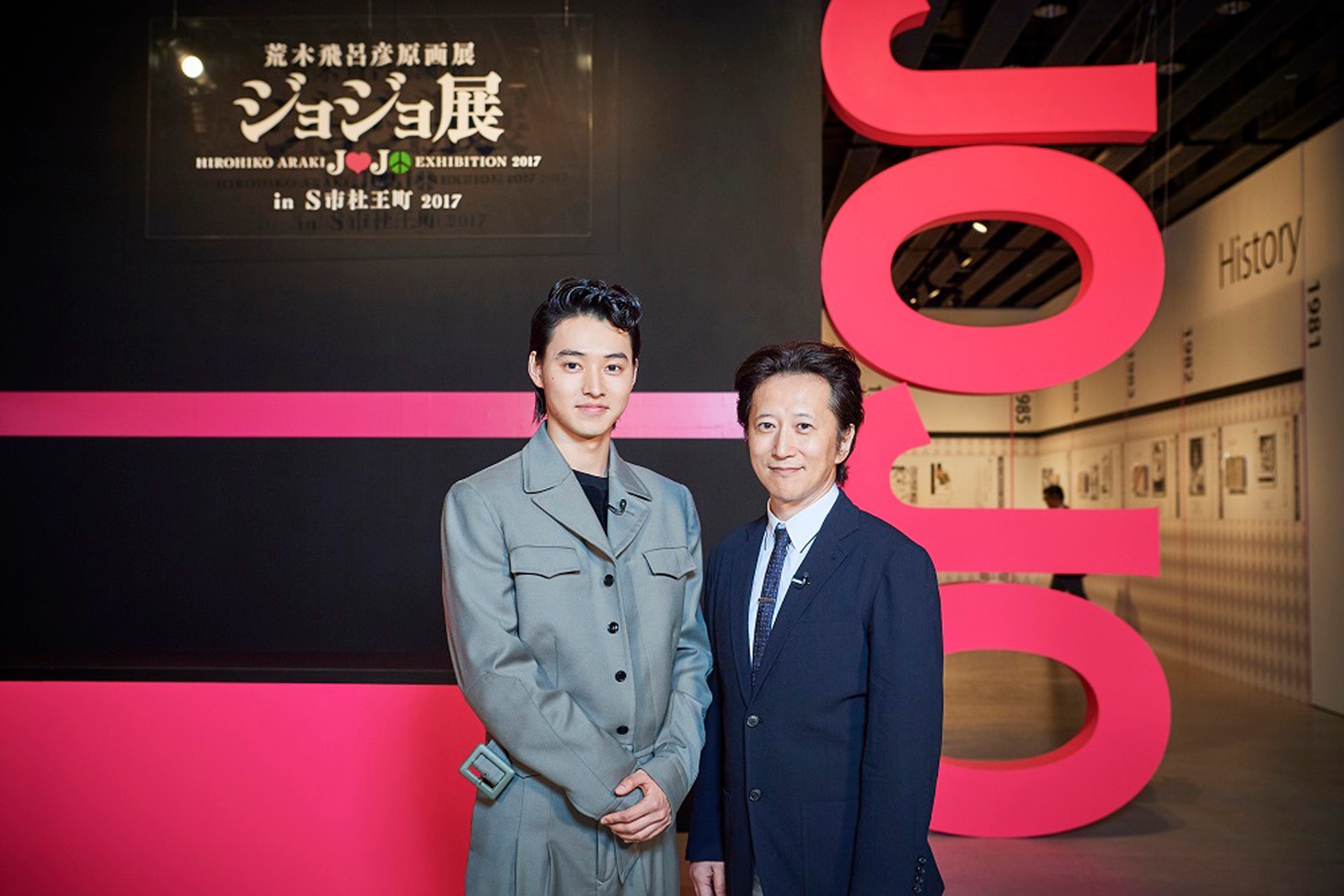 「荒木飛呂彦原画展 ジョジョ展 in S市杜王町 2017」開催前夜スペシャルプレビューの様子。左から山崎賢人、荒木飛呂彦。