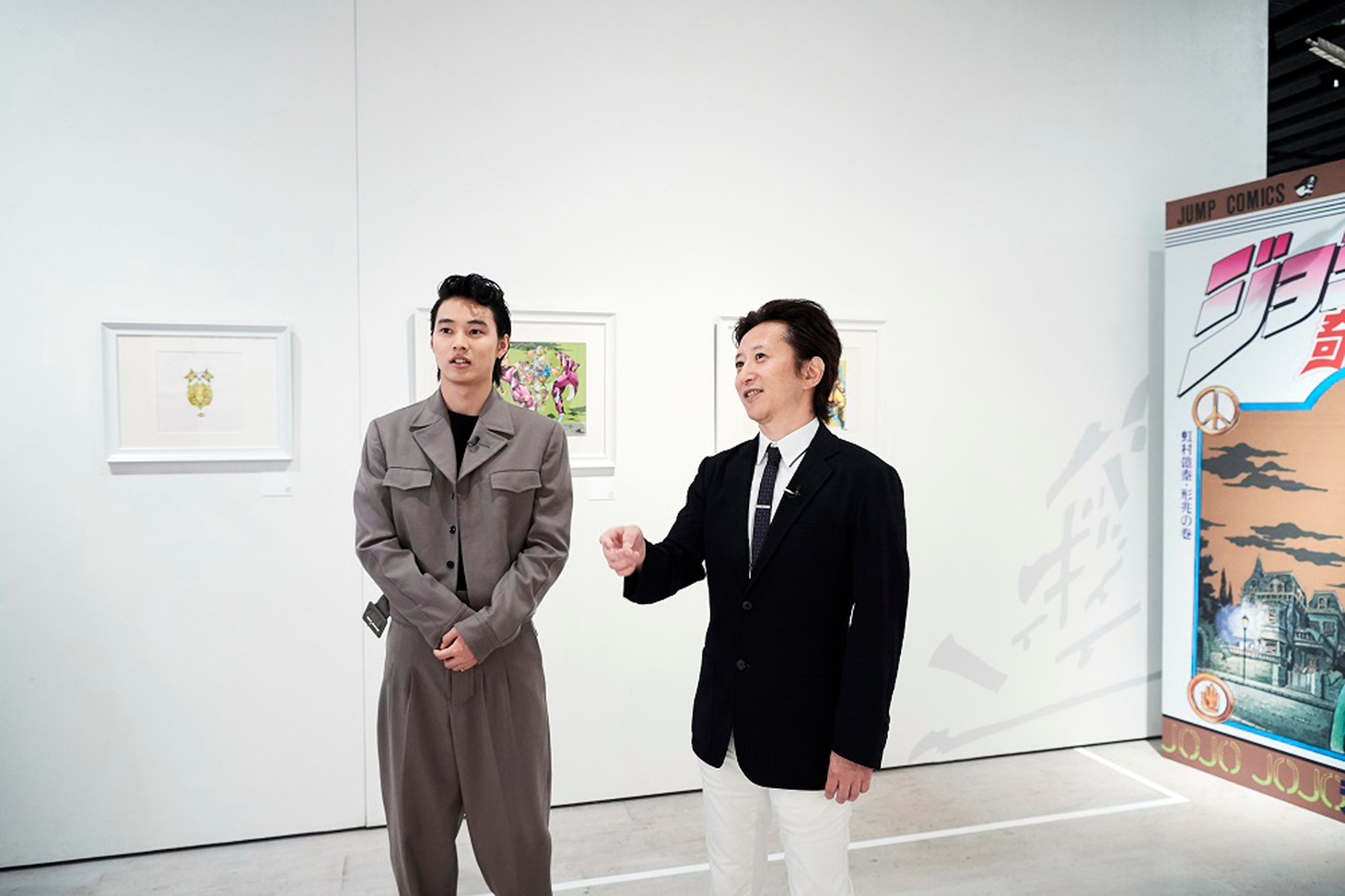 「荒木飛呂彦原画展 ジョジョ展 in S市杜王町 2017」開催前夜スペシャルプレビューの様子。左から山崎賢人、荒木飛呂彦。