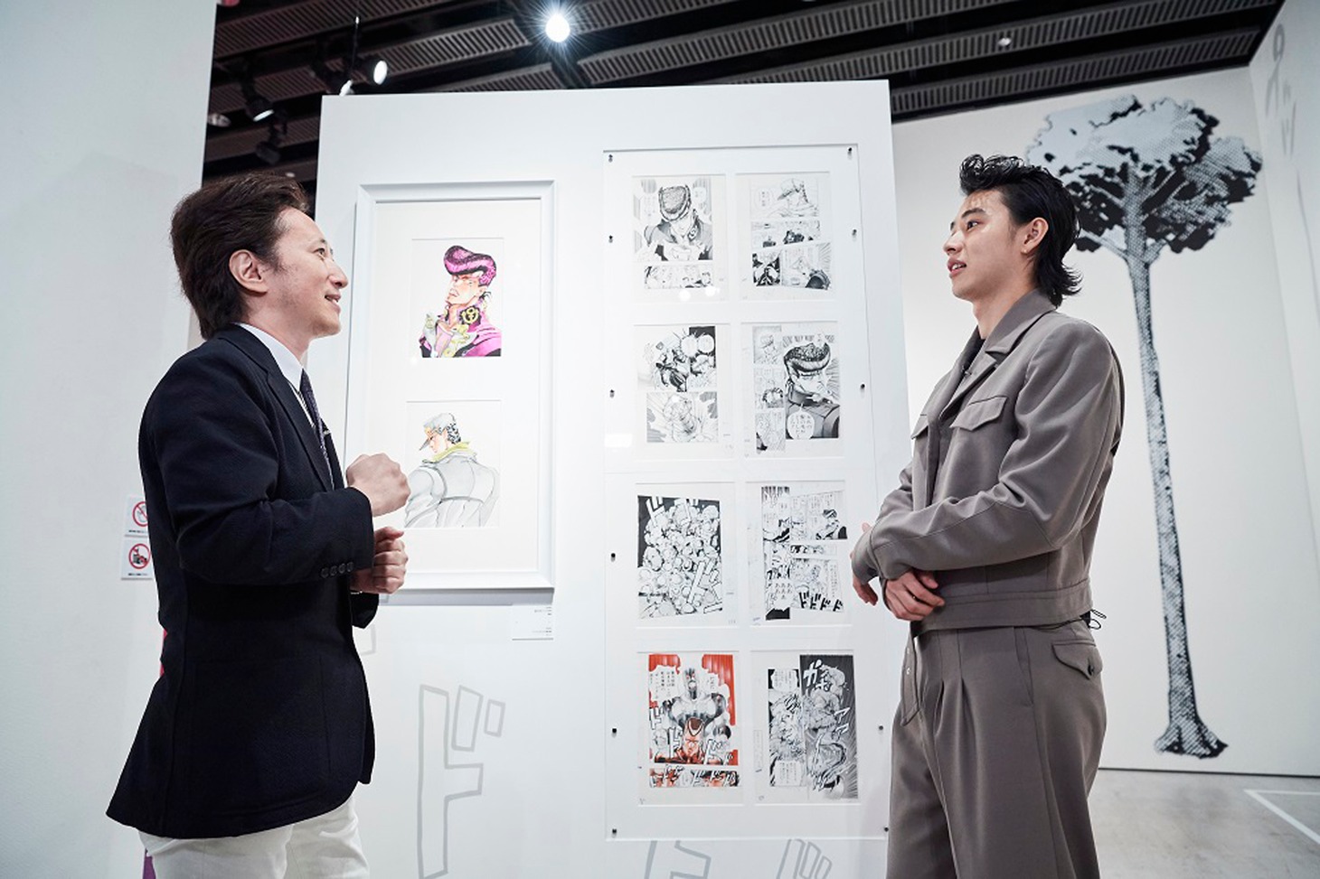 「荒木飛呂彦原画展 ジョジョ展 in S市杜王町 2017」開催前夜スペシャルプレビューの様子。左から荒木飛呂彦、山崎賢人。