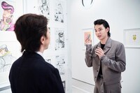 「荒木飛呂彦原画展 ジョジョ展 in S市杜王町 2017」開催前夜スペシャルプレビューの様子。左から荒木飛呂彦、山崎賢人。