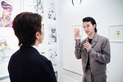 「荒木飛呂彦原画展 ジョジョ展 in S市杜王町 2017」開催前夜スペシャルプレビューの様子。左から荒木飛呂彦、山崎賢人。