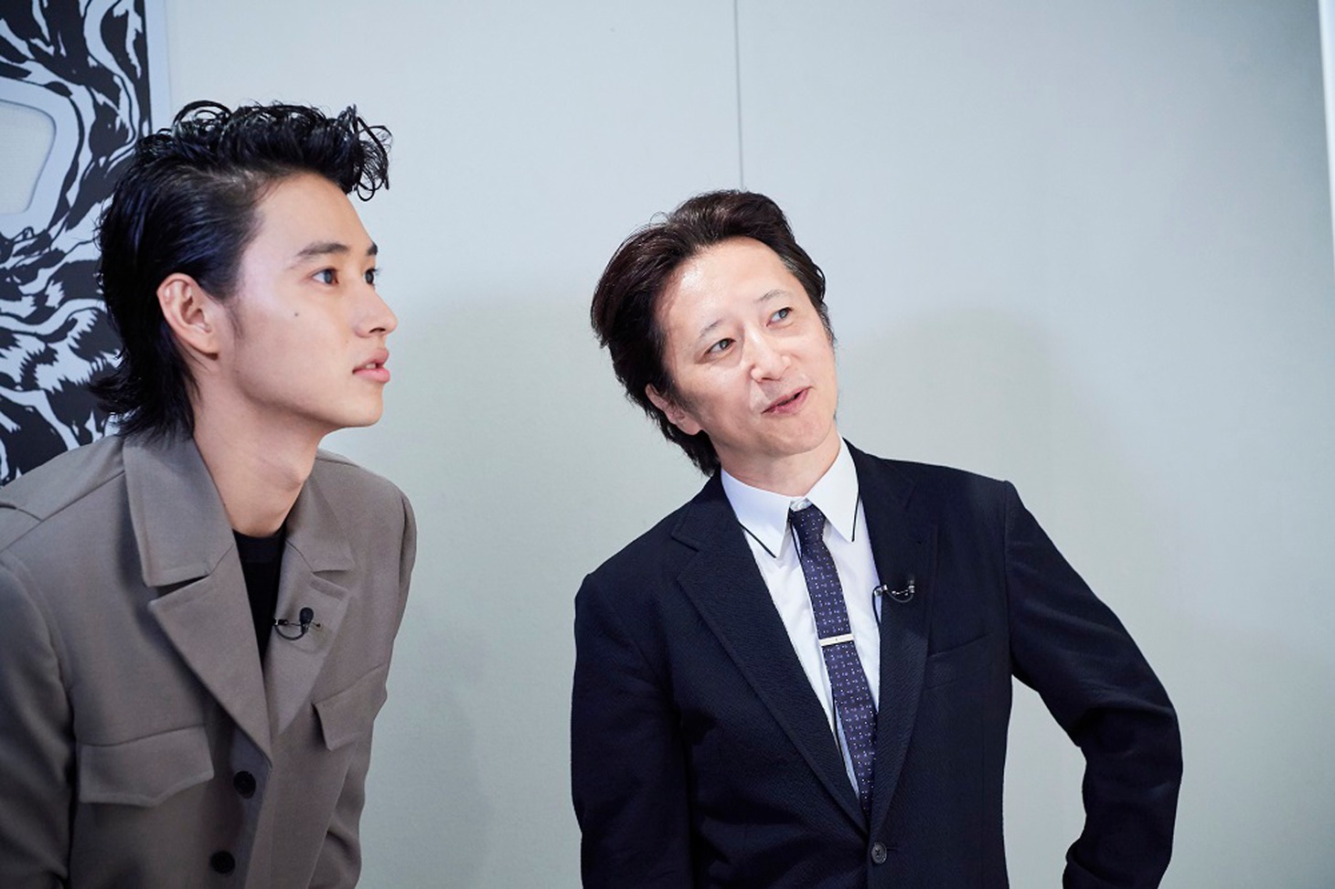 「荒木飛呂彦原画展 ジョジョ展 in S市杜王町 2017」開催前夜スペシャルプレビューの様子。左から山崎賢人、荒木飛呂彦。