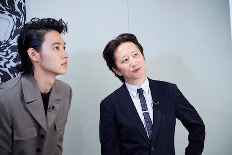 「荒木飛呂彦原画展 ジョジョ展 in S市杜王町 2017」開催前夜スペシャルプレビューの様子。左から山崎賢人、荒木飛呂彦。