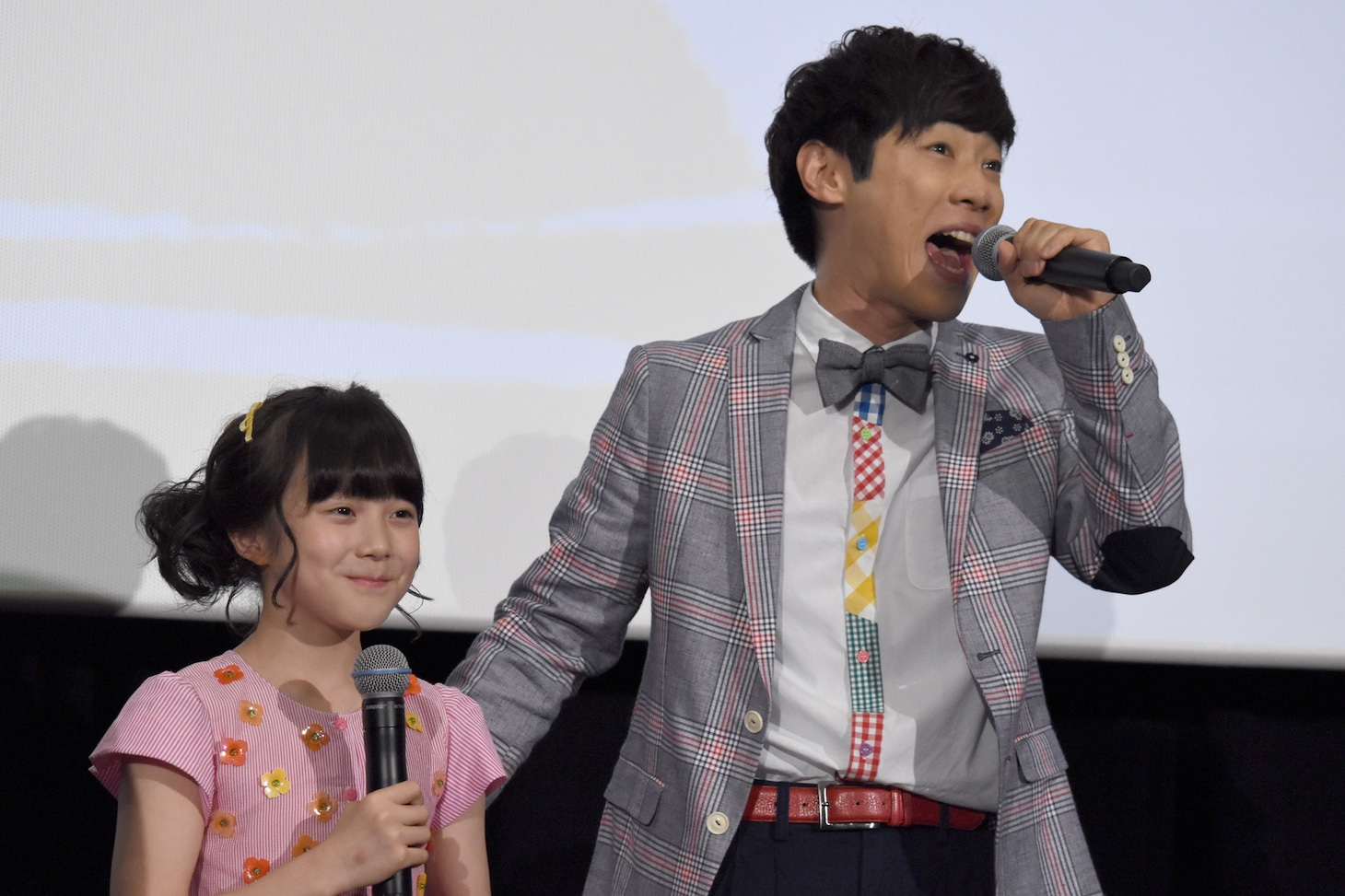 「さよならだよ、ミスター」を歌う横山だいすけ（右）と本田紗来（左）。